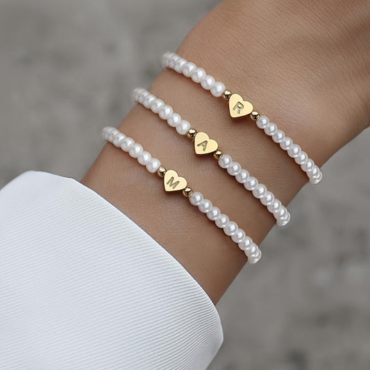Pulsera de perlas con inicial en corazón, vista 2