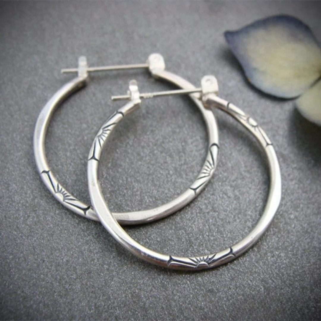 Aros plateados grabados