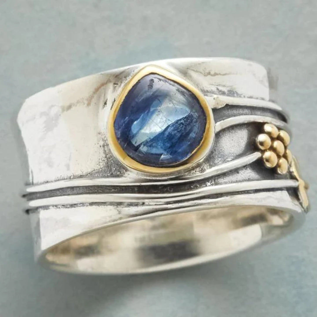 Anillo plateado con piedra azul noche