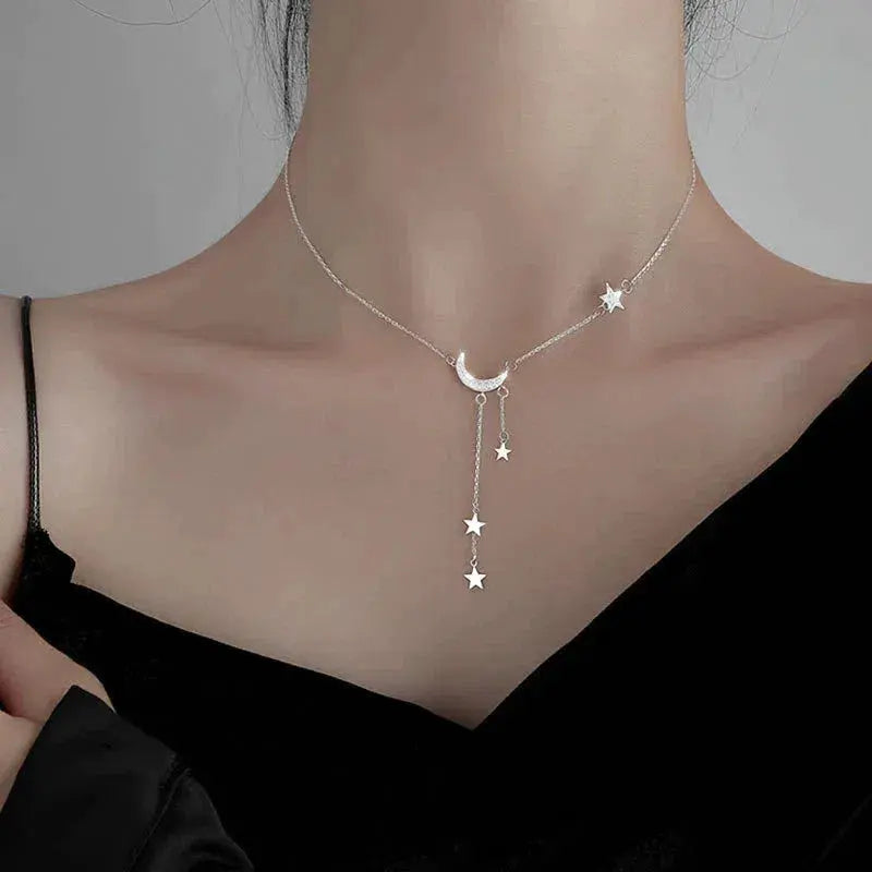 Collar plateado con luna y estrellas