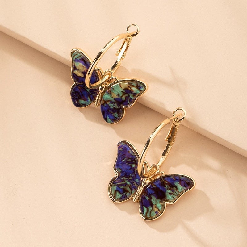 Aros dorados con mariposas de colores, vista 3