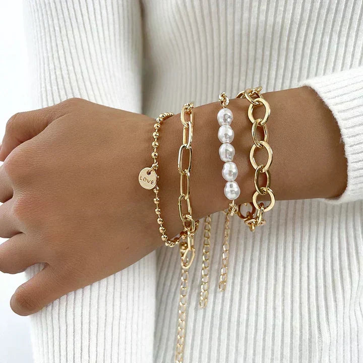 Set de pulseras con perlas y abalorios dorados