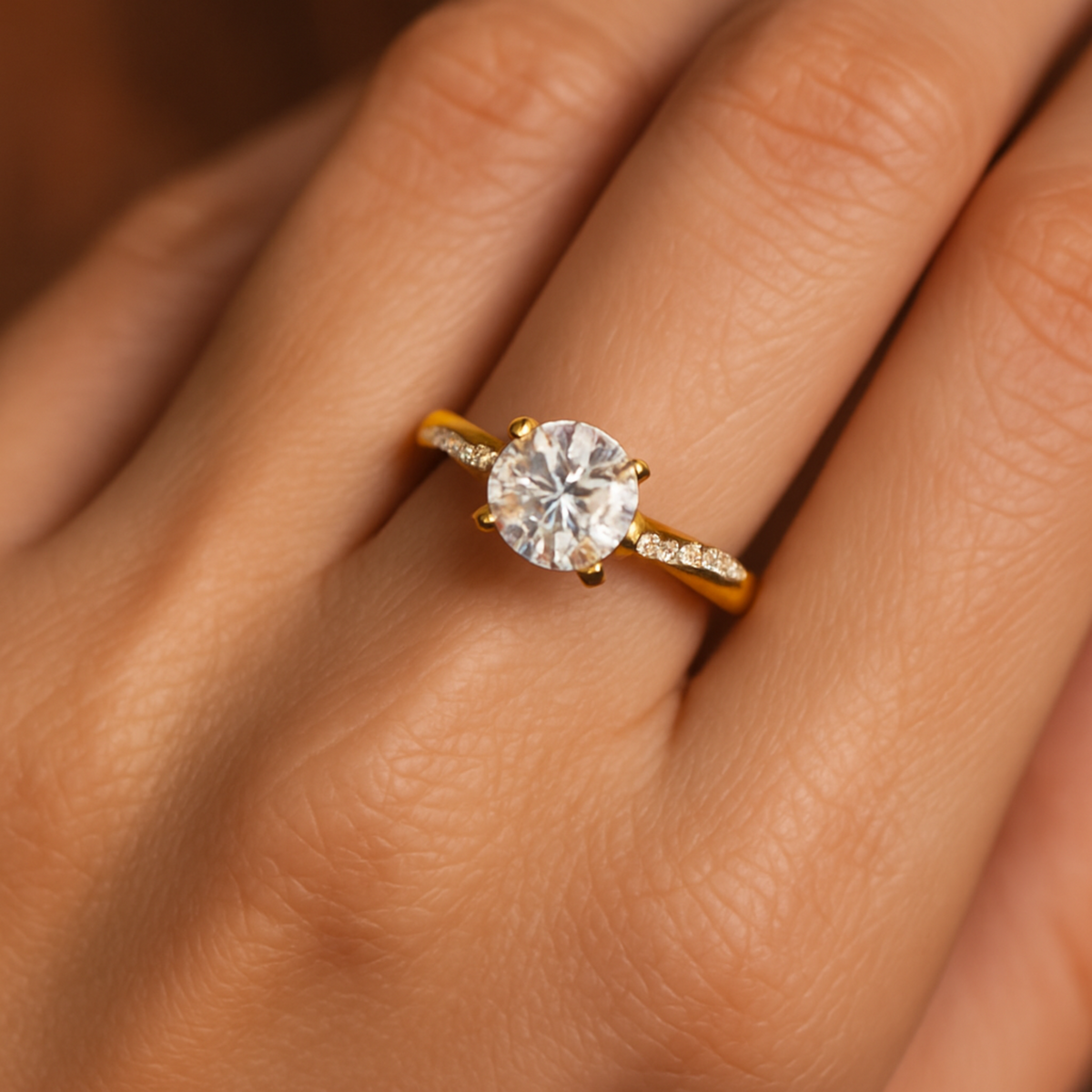 Anillo de compromiso dorado con cristal