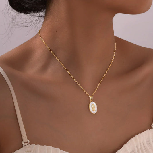 Collar con medalla ovalada de la Virgen dorada, vista 2