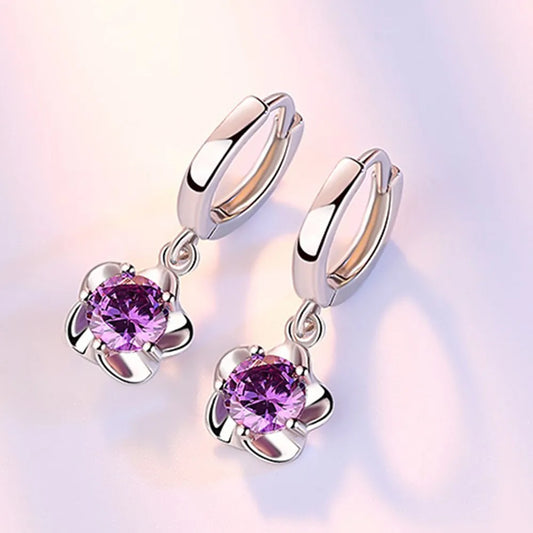Pendientes plateados con circonitas moradas y blancas, vista 2