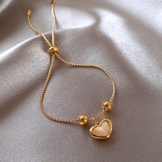 Pulsera de corazón dorada con piedra melocotón, vista 2