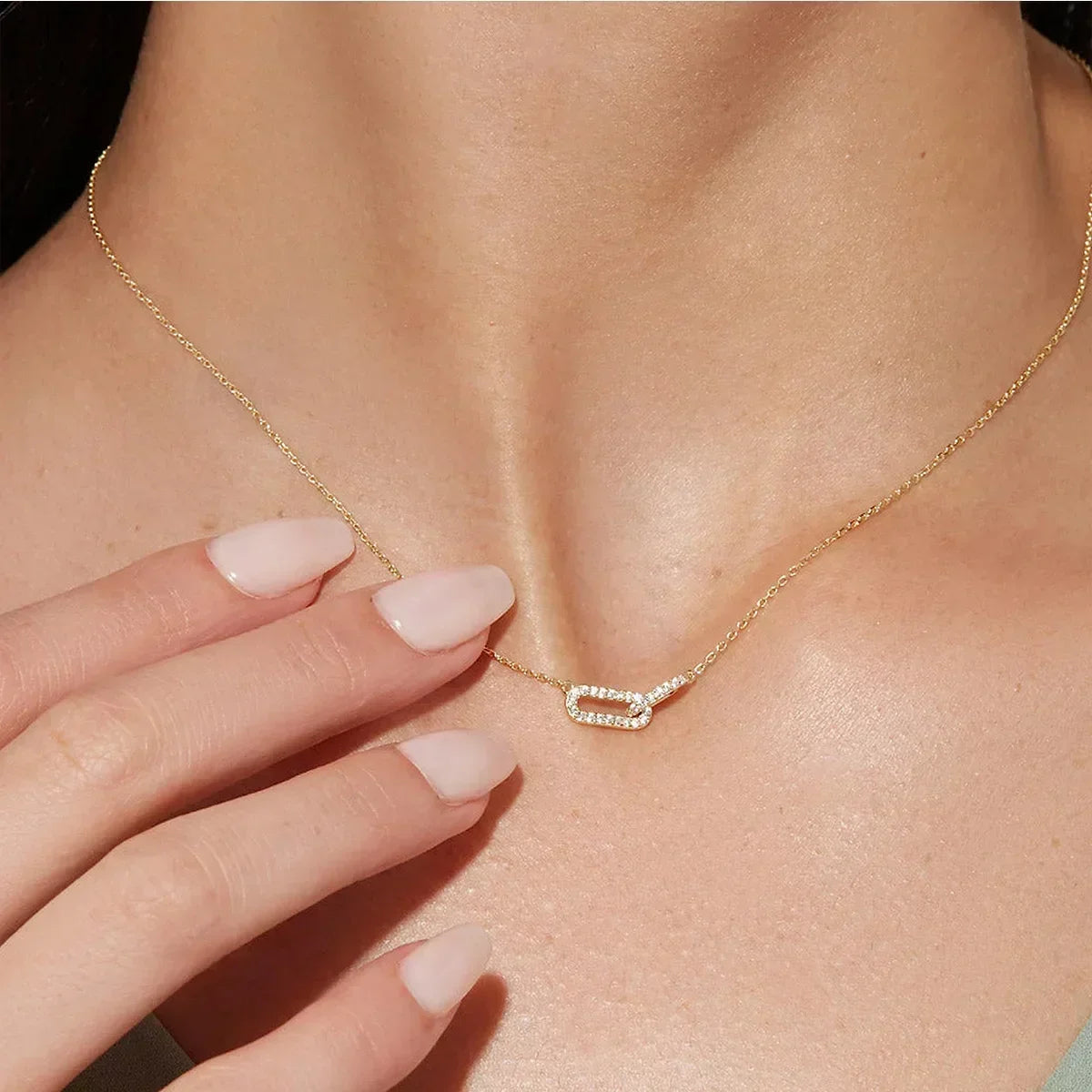 Collar con colgante de flor ondulada dorado