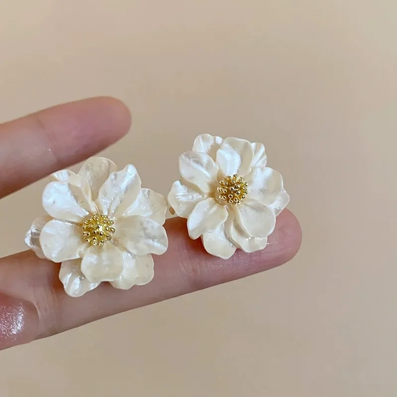Pendientes de botón de flor blanca, vista 5
