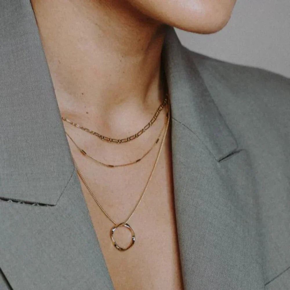Collar dorado de tres aros abierto, vista 8