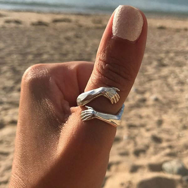 Anillo abrazo plateado ajustable