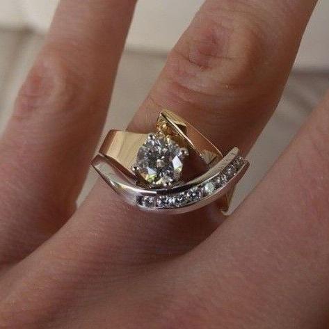Anillo de forma libre dorado y plateado