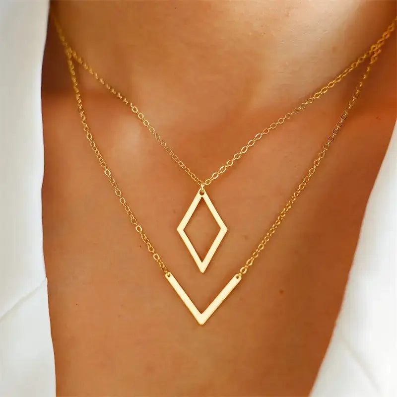 Collar de dos capas con colgante geométrico