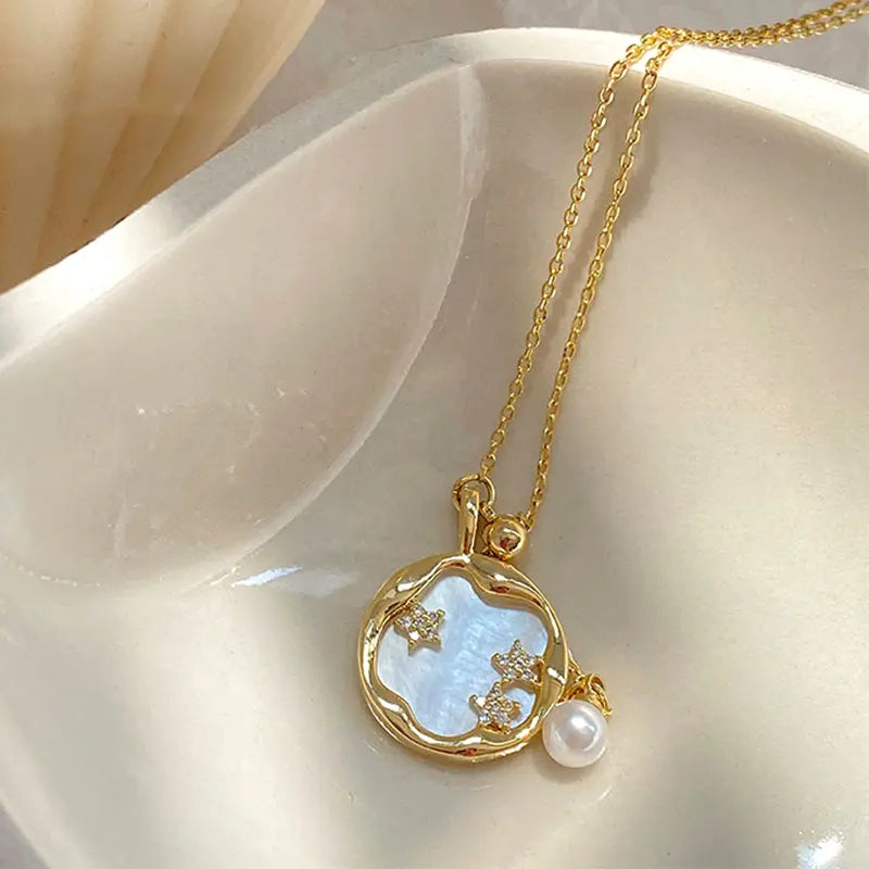 Collar dorado con piedra opalina y perla
