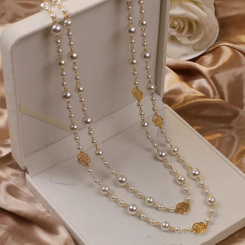 Collar dorado con perlas