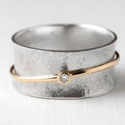 Anillo dorado y plateado con circonita