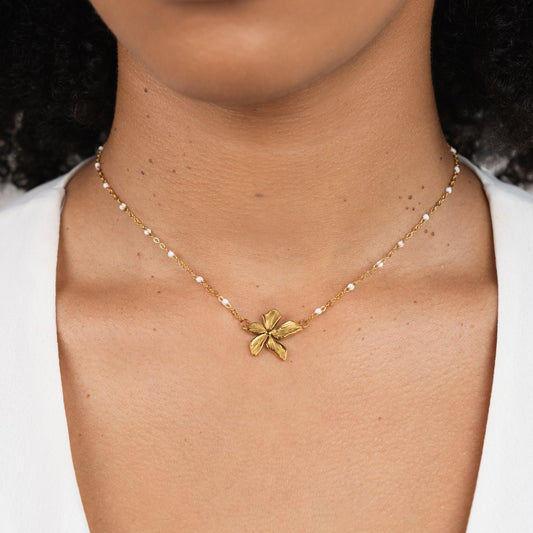 Collar dorado con flor, vista 2