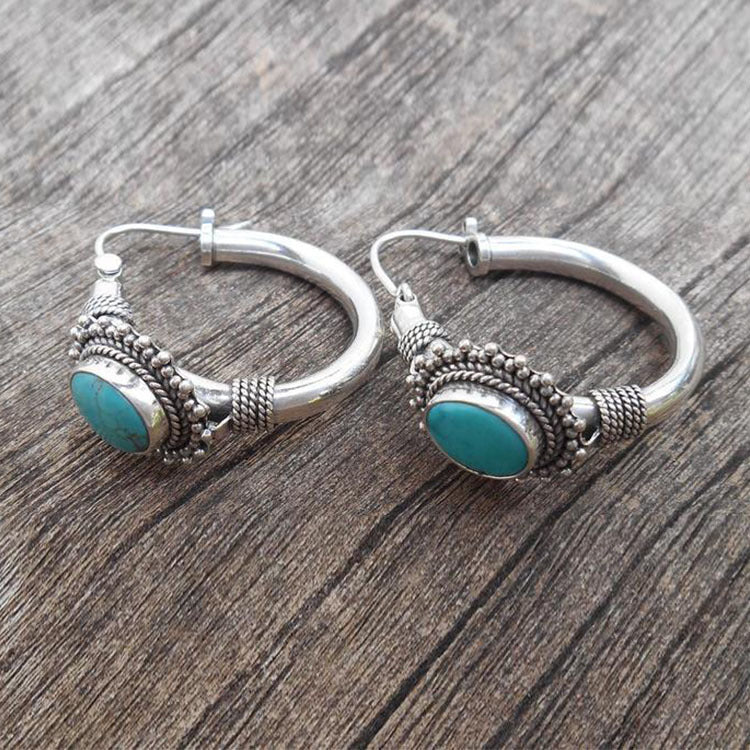 Pendientes plateados con piedra turquesa