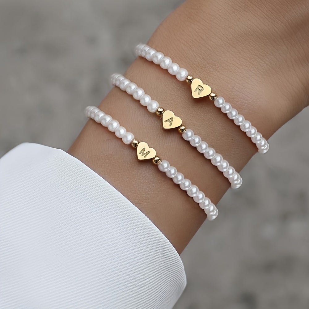 Pulsera de perlas con inicial en corazón, vista 2