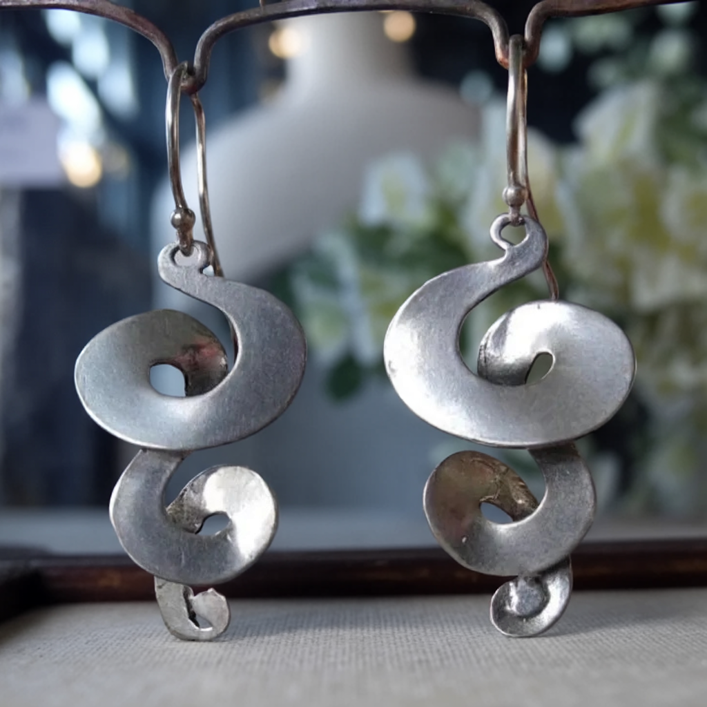 Pendientes vintage plateados en espiral, vista 2