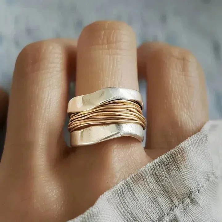 Anillo plateado con hilo dorado
