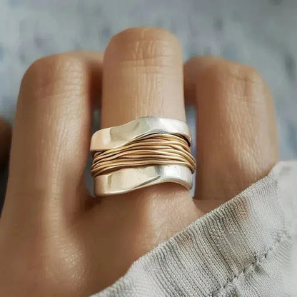 Anillo plateado con hilo dorado