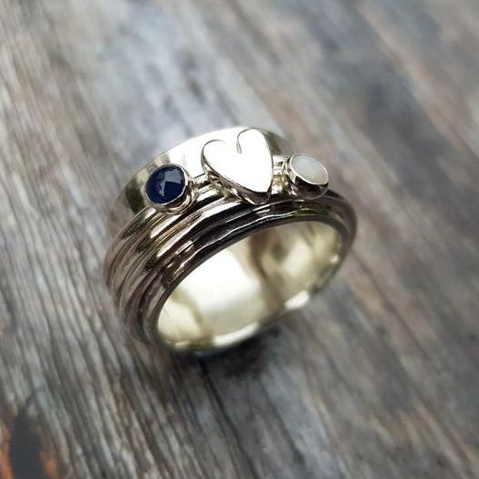 Anillo plateado con corazón
