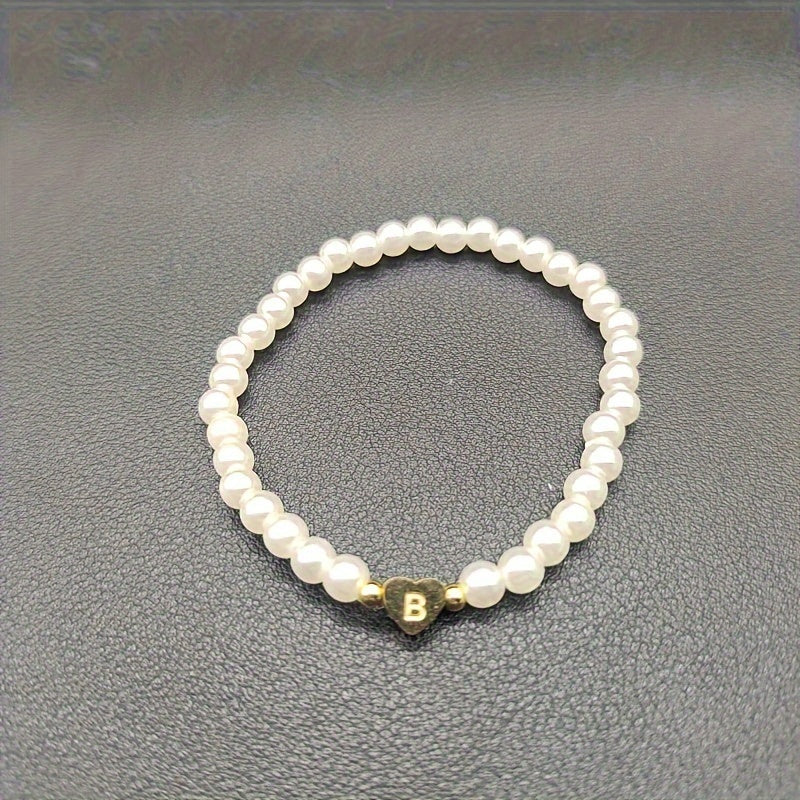 Pulsera de perlas con inicial en corazón, vista 5