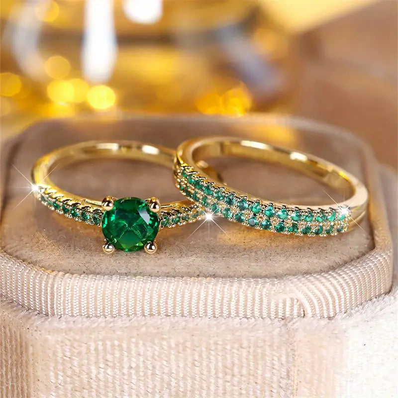 Set de dos anillos dorados con piedra verde, vista 2