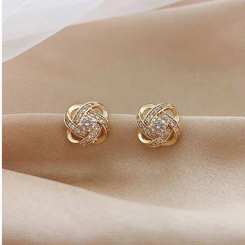 Pendientes dorados en espiral floral con cristales, vista 4