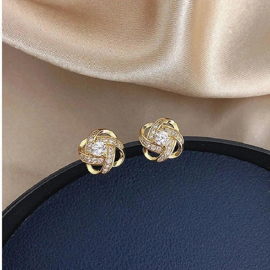 Pendientes dorados en espiral floral con cristales, vista 2