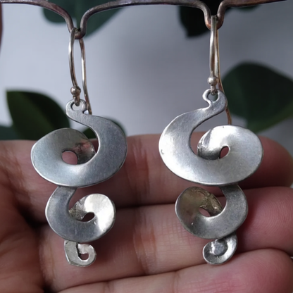 Pendientes vintage plateados en espiral