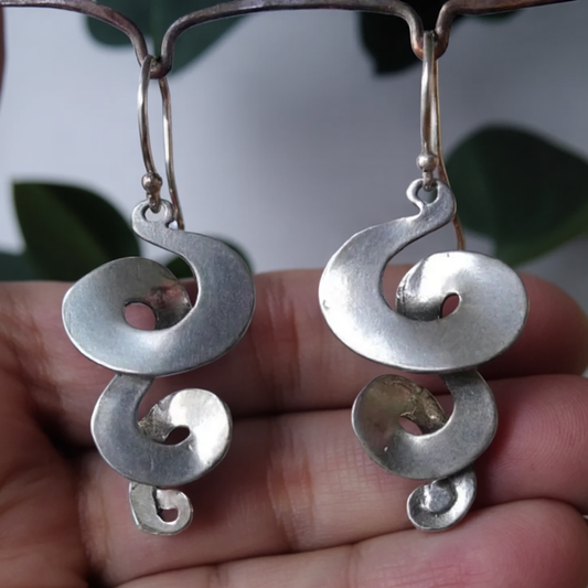Pendientes vintage plateados en espiral
