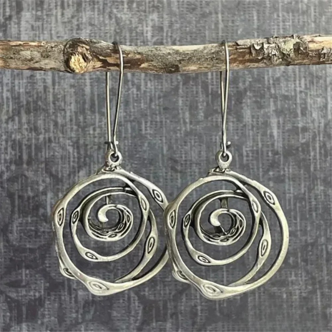 Pendientes plateados de laberinto