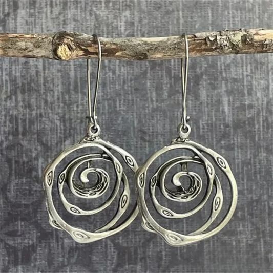 Pendientes plateados de laberinto