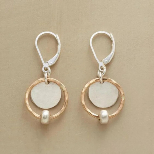 Pendientes dorados y plateados con perlas