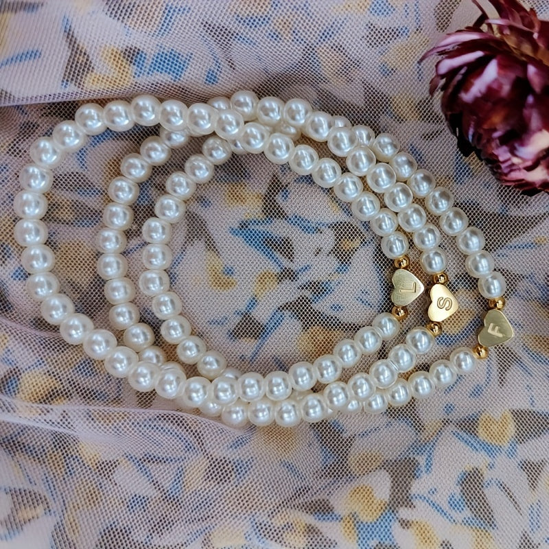 Pulsera de perlas con inicial en corazón, vista 9