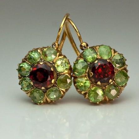 Pendientes redondos con cristales verdes y rojos