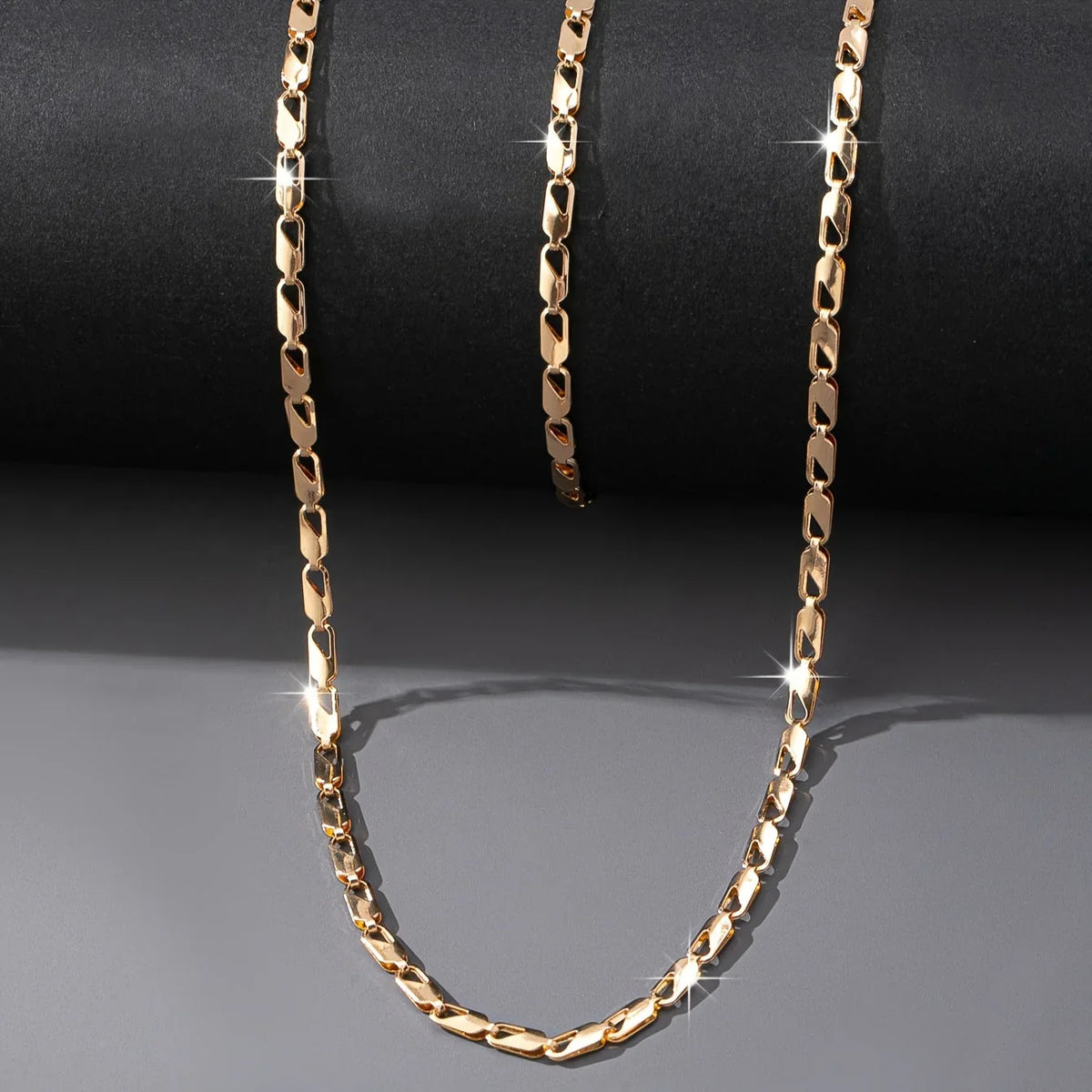 Conjunto de collar y pulsera dorados, vista 4