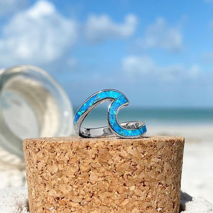 Anillo ondulado plateado con piedra opalina azul