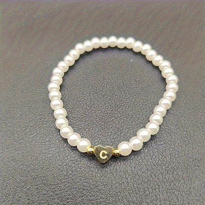 Pulsera de perlas con inicial en corazón, vista 6