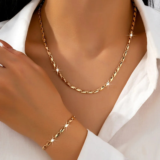 Conjunto de collar y pulsera dorados