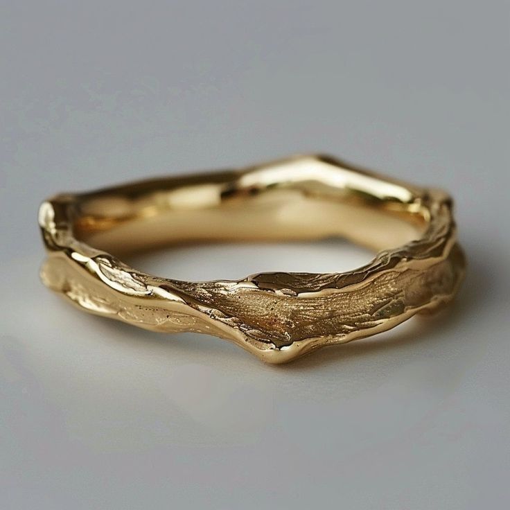 Anillo martillado dorado