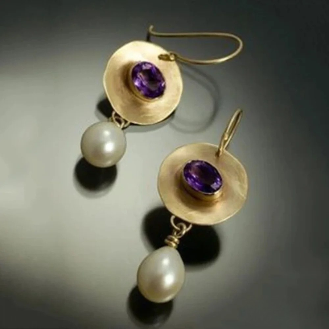 Pendientes dorados con circonitas moradas y perla