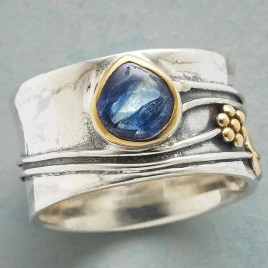 Anillo plateado con piedra azul noche