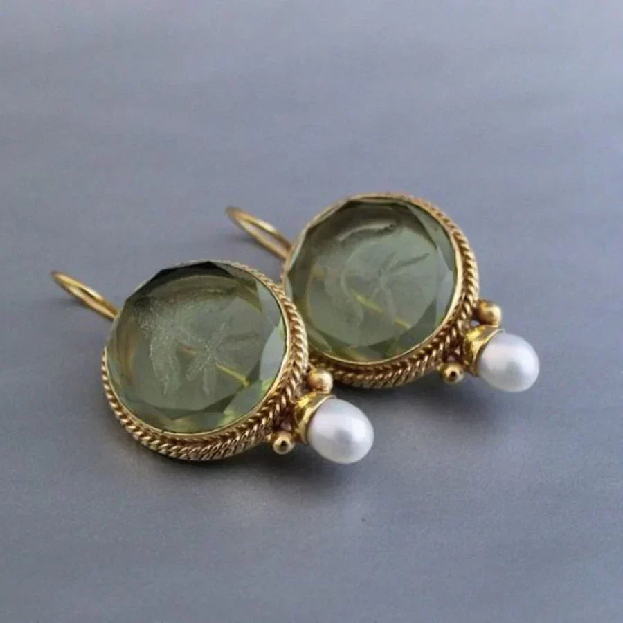 Pendientes con piedra verde redonda y perla