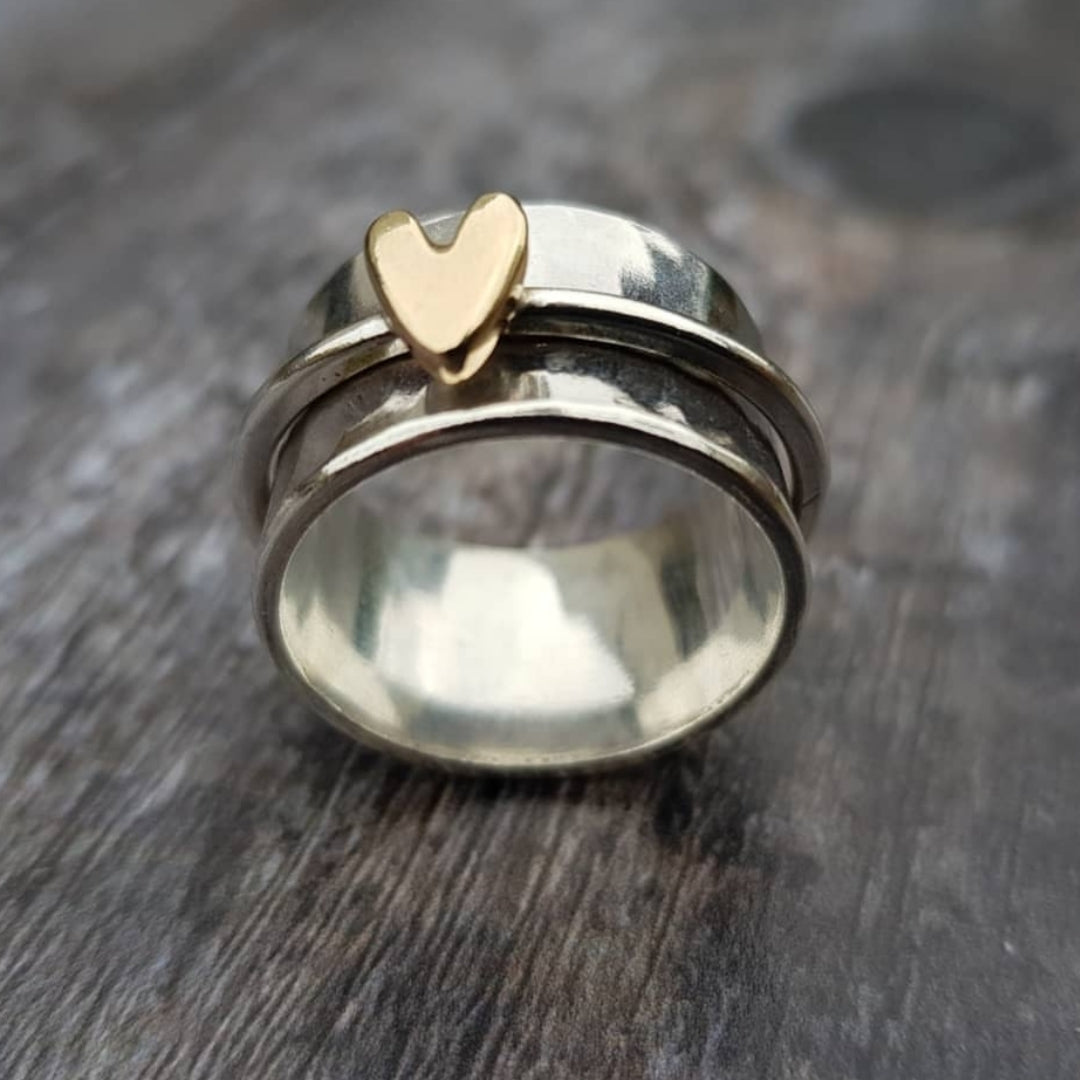 Anillo plateado con corazón dorado