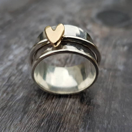 Anillo plateado con corazón dorado