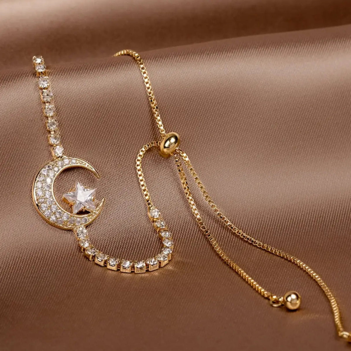 Pulsera dorada con luna y circonitas
