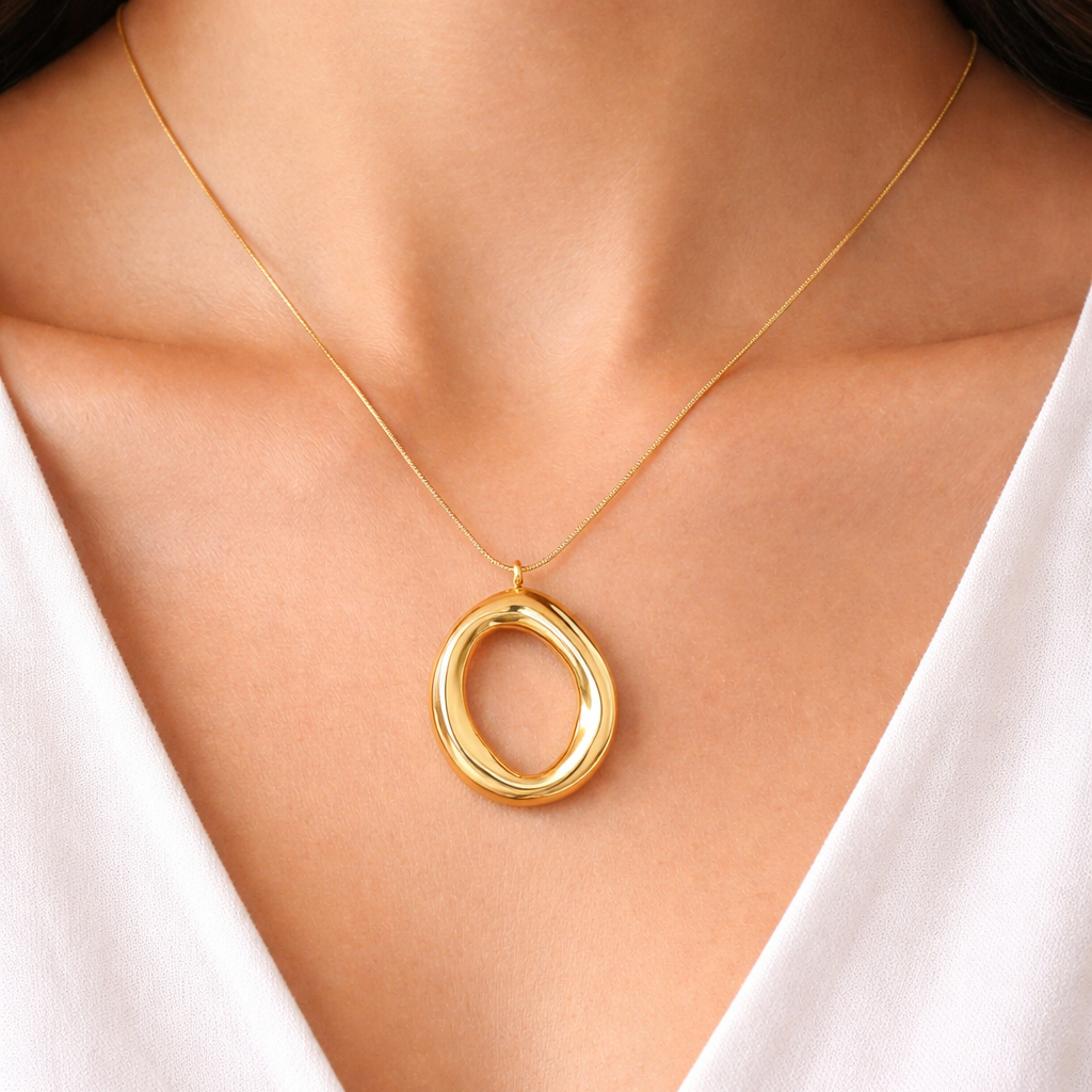 Collar dorado con colgante ovalado
