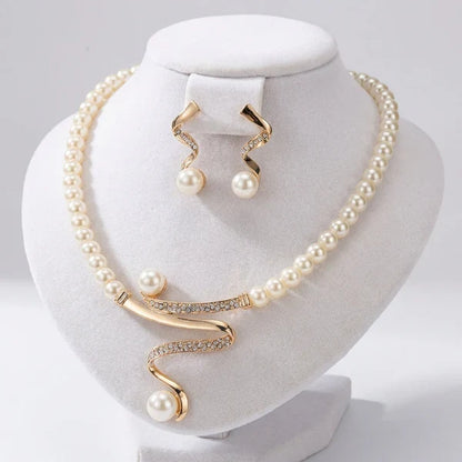 Conjunto de collar y pendientes con perlas